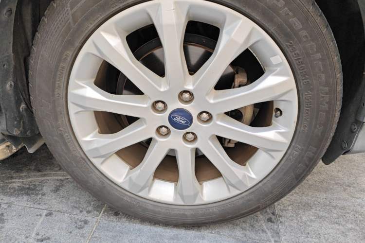 Used Ford Kuga 2015 1.5L GTDi Two-Wheel-Drive Comfort Model Right Front Wheel Hub