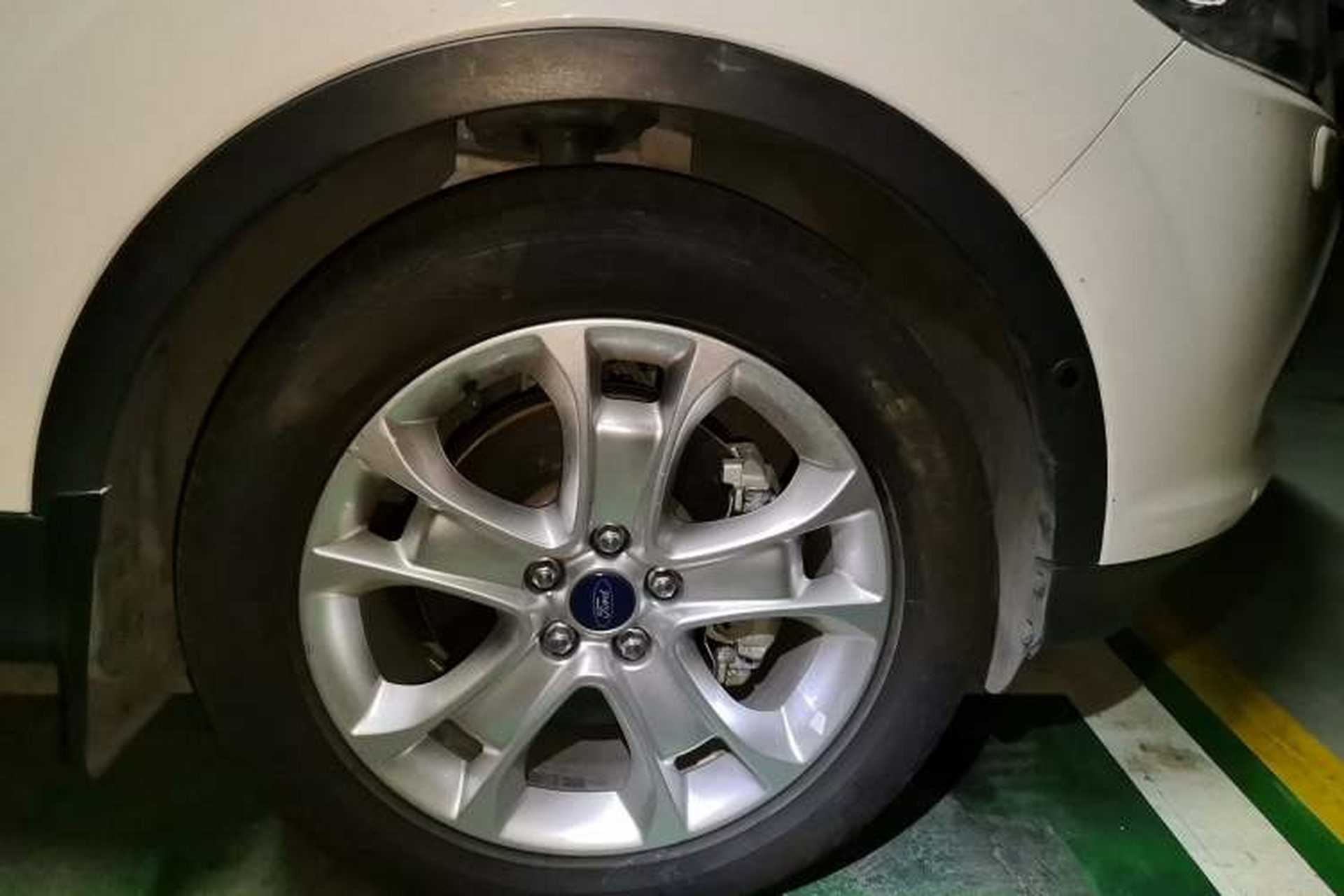 Used Ford Kuga 2015 2.0L GTDi Four-Wheel-Drive Sport Model Right Front Wheel Hub