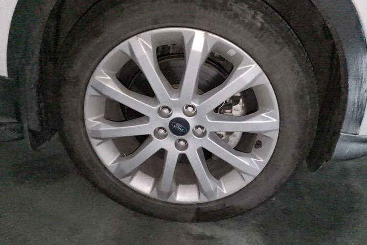 Used Ford Kuga 2015 1.5L GTDi Four-Wheel-Drive Elite Model Right Front Wheel Hub