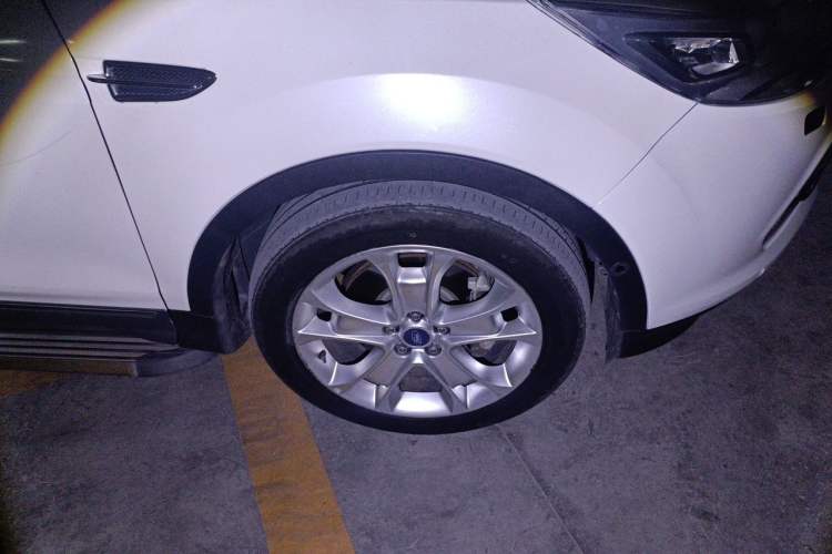 Used Ford Kuga 2015 2.0L GTDi Four-Wheel-Drive Sport Model Right Front Wheel Hub