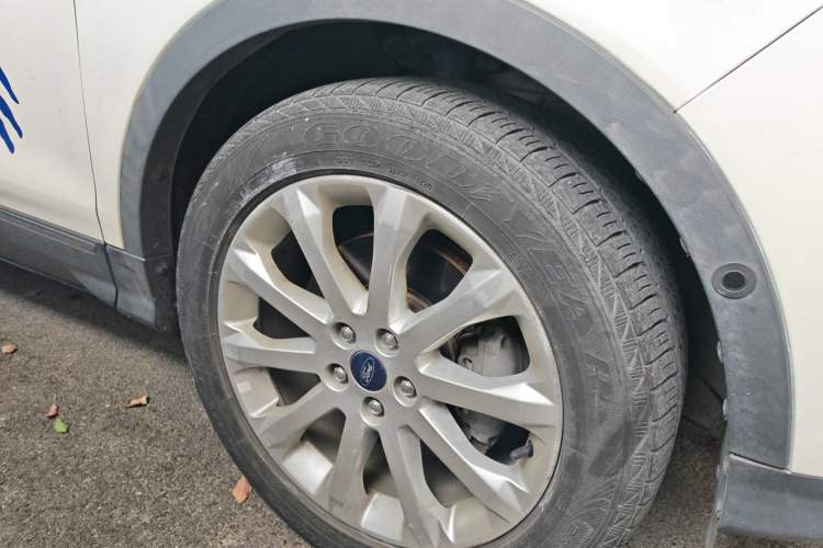 Used Ford Kuga 2015 2.0L GTDi Four-Wheel Drive Prestige Model Right Front Wheel Hub