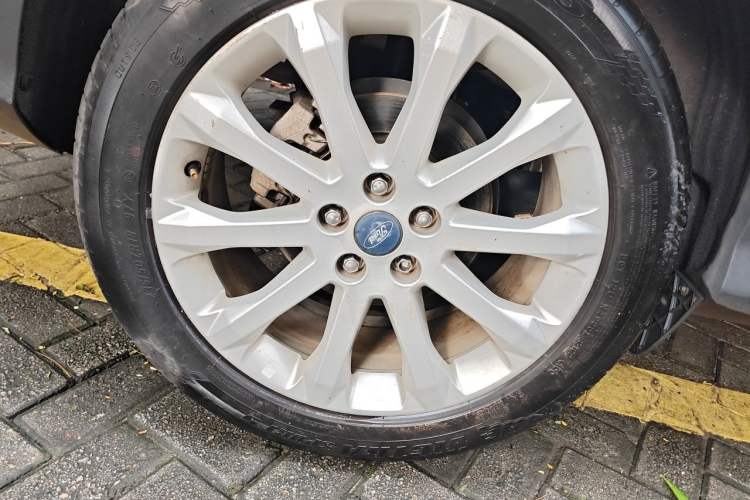 Used Ford Kuga 2015 2.0L GTDi Four-Wheel Drive Elite Model Right Front Wheel Hub