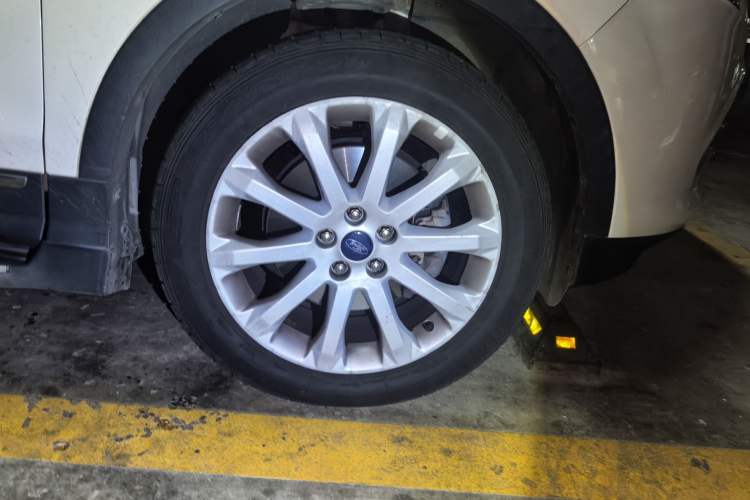 Used Ford Kuga 2015 1.5L GTDi Four-Wheel-Drive Elite Model Right Front Wheel Hub