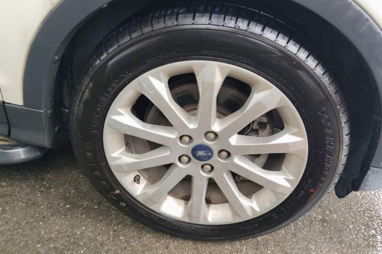 Used Ford Kuga 2015 2.0L GTDi Four-Wheel Drive Prestige Model Right Front Wheel Hub
