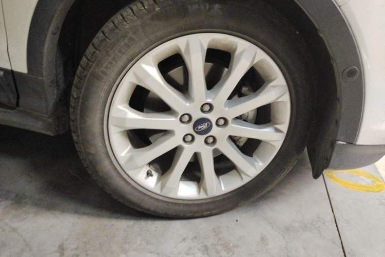 Used Ford Kuga 2015 2.0L GTDi Four-Wheel Drive Prestige Model Right Front Wheel Hub