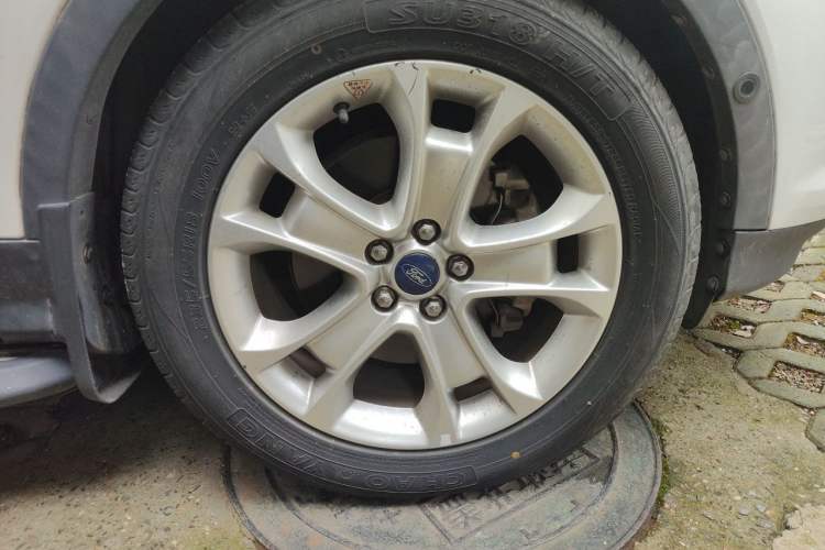 Used Ford Kuga 2015 2.0L GTDi Four-Wheel-Drive Sport Model Right Front Wheel Hub