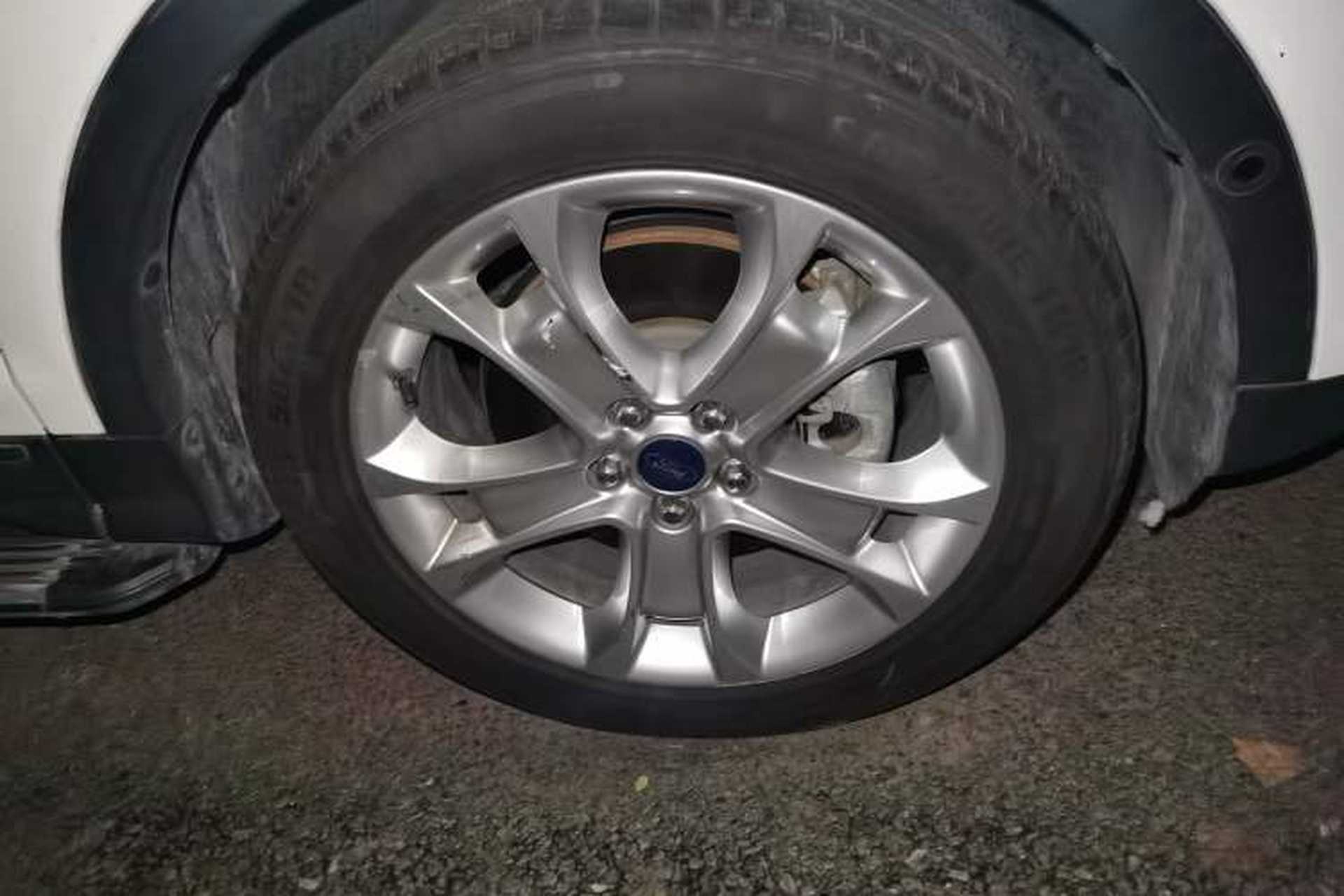 Used Ford Kuga 2015 2.0L GTDi Four-Wheel-Drive Sport Model Right Front Wheel Hub