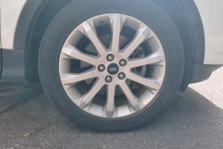 Used Ford Kuga 2015 2.0L GTDi Four-Wheel Drive Prestige Model Right Front Wheel Hub