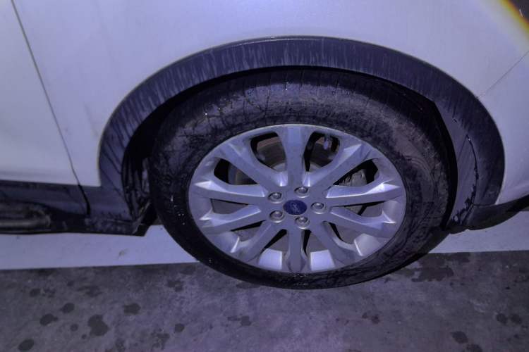 Used Ford Kuga 2015 1.5L GTDi Two-Wheel-Drive Comfort Model Right Front Wheel Hub