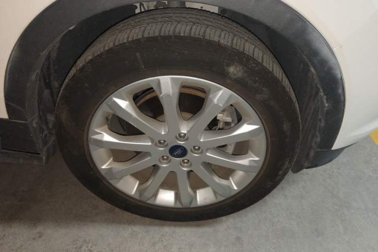 Used Ford Kuga 2015 1.5L GTDi Four-Wheel-Drive Elite Model Right Front Wheel Hub
