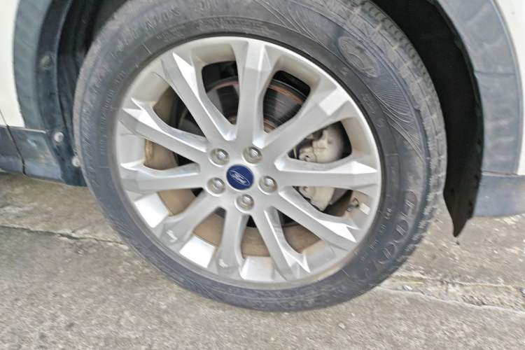 Used Ford Kuga 2015 2.0L GTDi Four-Wheel Drive Elite Model Right Front Wheel Hub