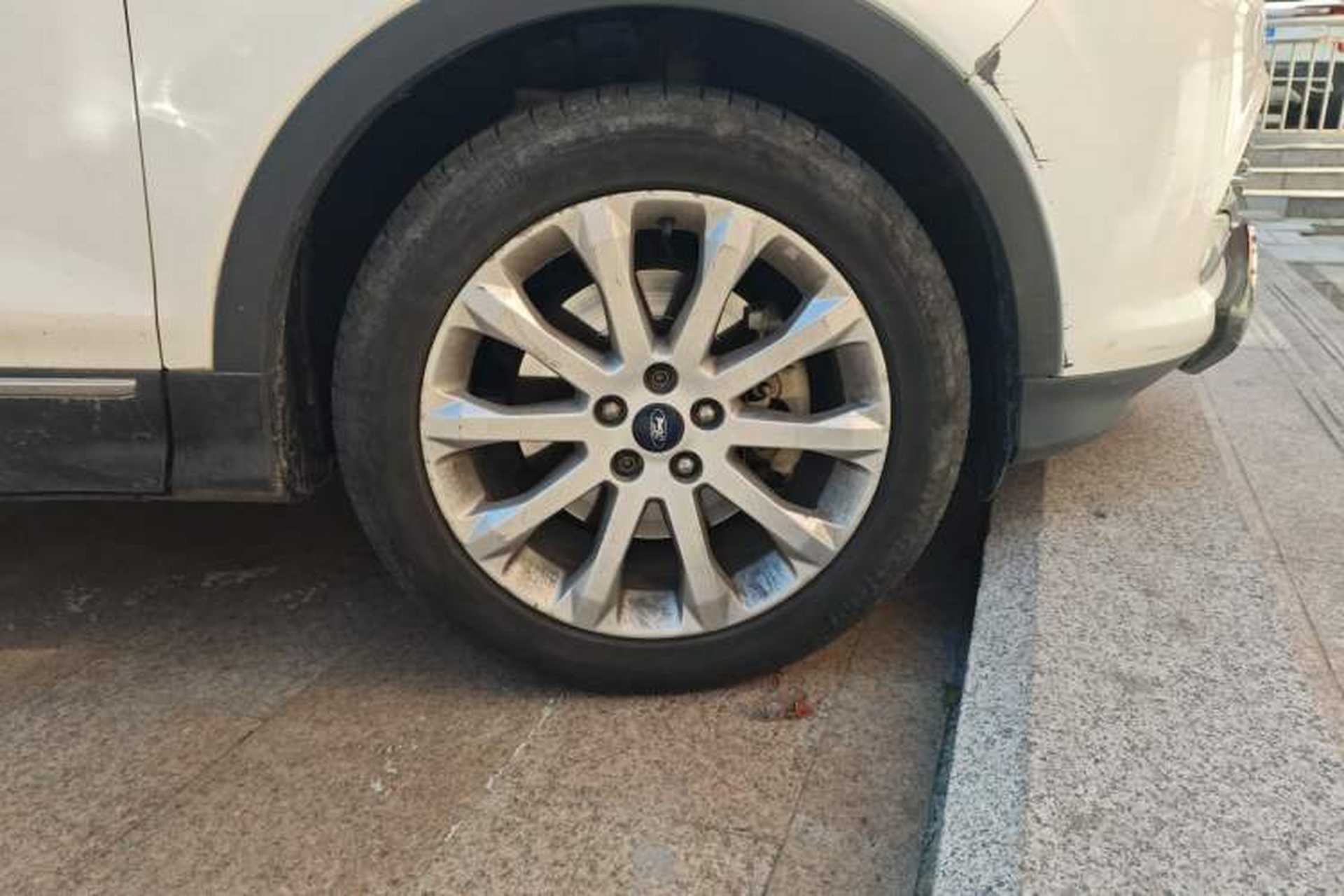 Used Ford Kuga 2015 1.5L GTDi Four-Wheel-Drive Elite Model Right Front Wheel Hub