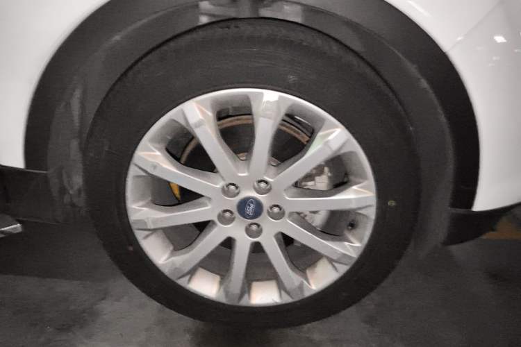 Used Ford Kuga 2015 2.0L GTDi Four-Wheel Drive Elite Model Right Front Wheel Hub