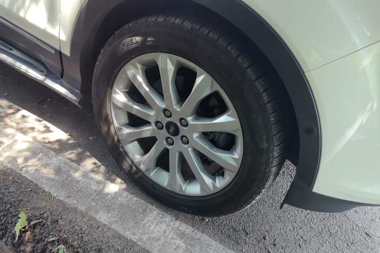 Used Ford Kuga 2015 2.0L GTDi Four-Wheel Drive Prestige Model Right Front Wheel Hub