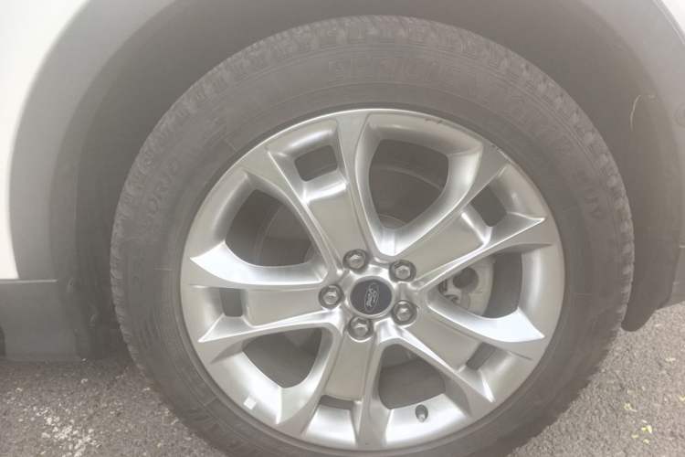Used Ford Kuga 2015 2.0L GTDi Four-Wheel-Drive Sport Model Right Front Wheel Hub