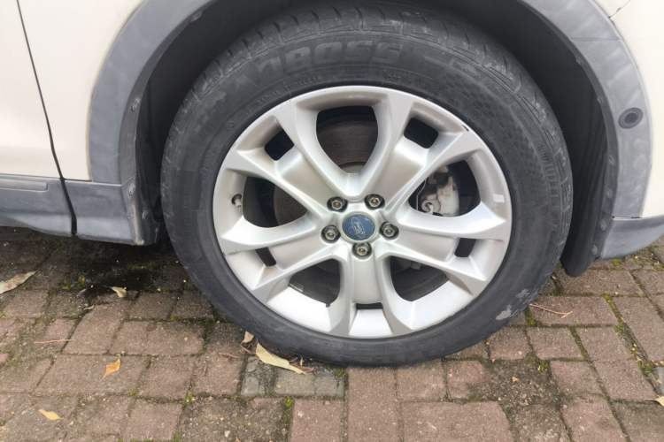 Used Ford Kuga 2015 2.0L GTDi Four-Wheel Drive Prestige Model Right Front Wheel Hub