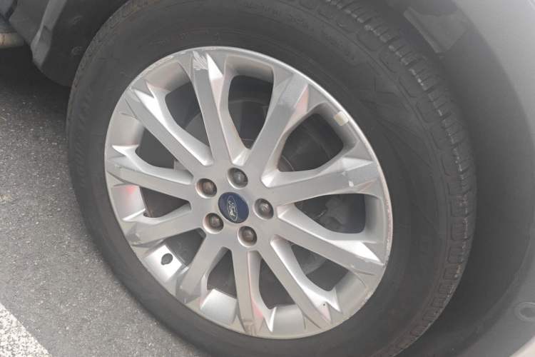 Used Ford Kuga 2015 2.0L GTDi Four-Wheel Drive Prestige Model Right Front Wheel Hub