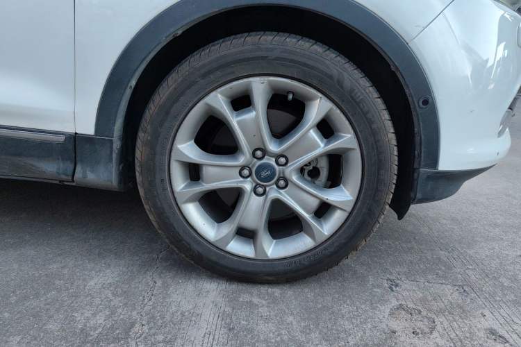 Used Ford Kuga 2015 2.0L GTDi Four-Wheel-Drive Sport Model Right Front Wheel Hub