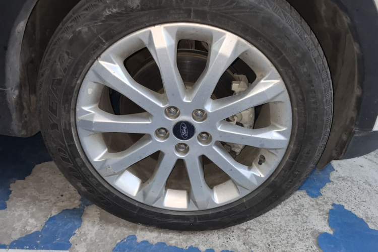 Used Ford Kuga 2015 1.5L GTDi Four-Wheel-Drive Elite Model Right Front Wheel Hub