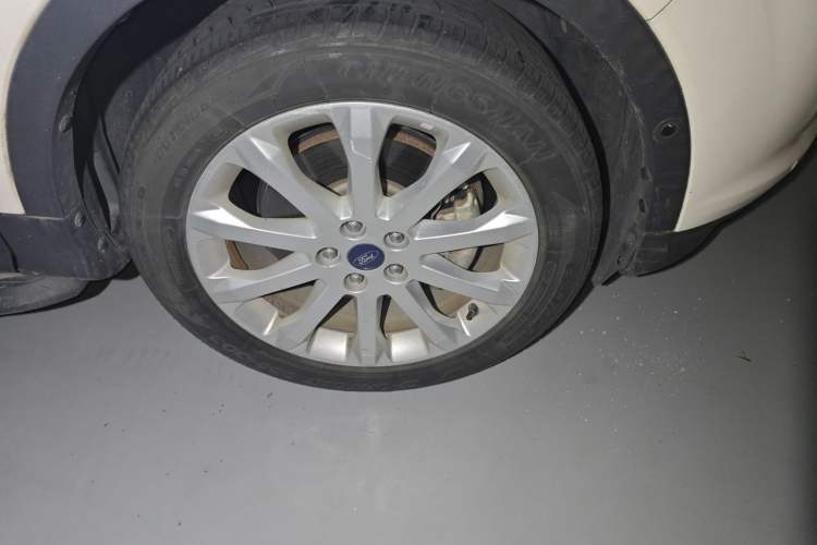 Used Ford Kuga 2015 2.0L GTDi Four-Wheel Drive Prestige Model Right Front Wheel Hub