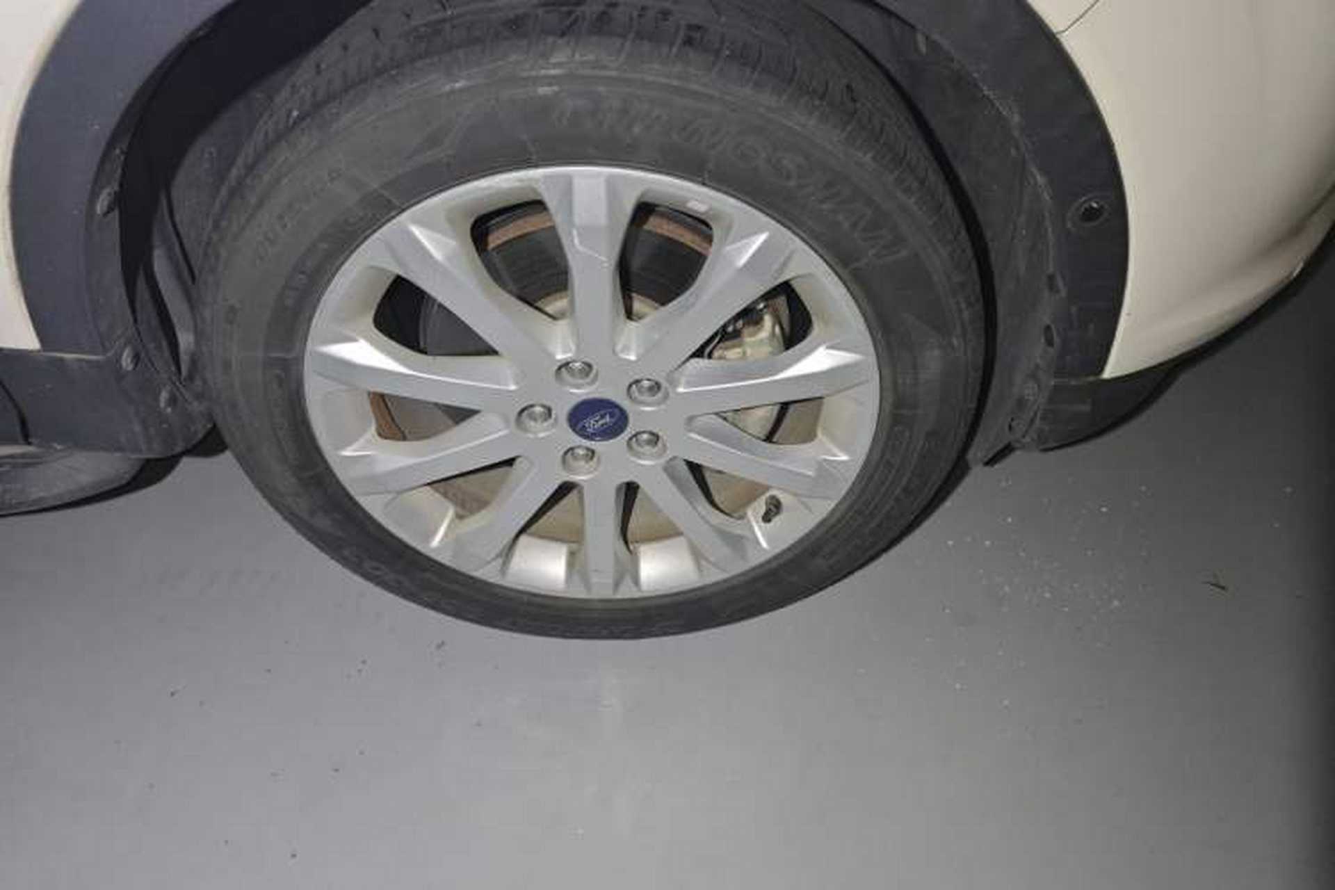 Used Ford Kuga 2015 2.0L GTDi Four-Wheel Drive Prestige Model Right Front Wheel Hub
