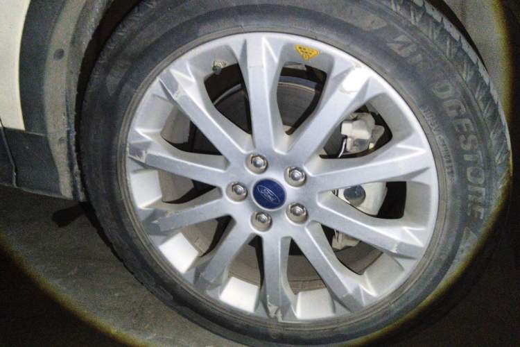 Used Ford Kuga 2015 1.5L GTDi Four-Wheel-Drive Elite Model Right Front Wheel Hub