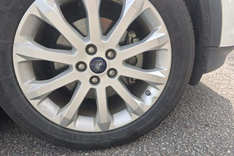 Used Ford Kuga 2015 1.5L GTDi Two-Wheel Drive Fashion Edition Right Front Wheel Hub