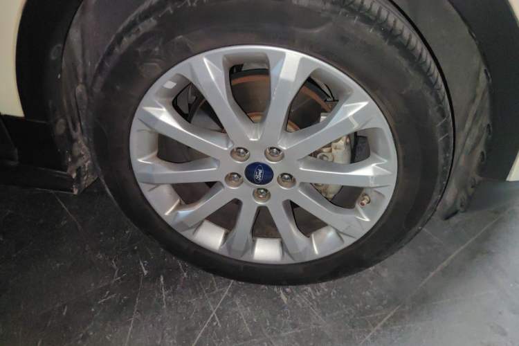 Used Ford Kuga 2015 1.5L GTDi Four-Wheel-Drive Elite Model Right Front Wheel Hub