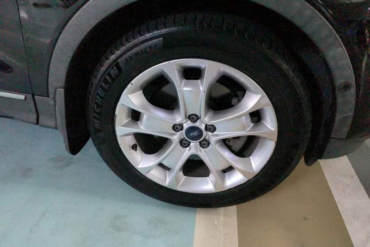 Used Ford Kuga 2015 2.0L GTDi Four-Wheel-Drive Sport Model Right Front Wheel Hub