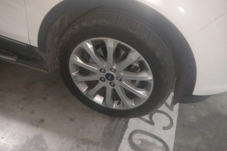 Used Ford Kuga 2015 2.0L GTDi Four-Wheel Drive Prestige Model Right Front Wheel Hub