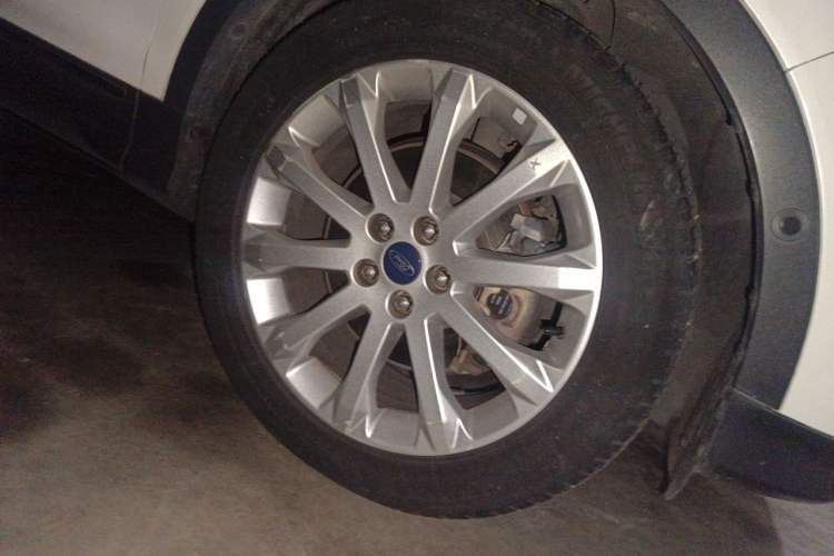 Used Ford Kuga 2015 2.0L GTDi Four-Wheel Drive Prestige Model Right Front Wheel Hub