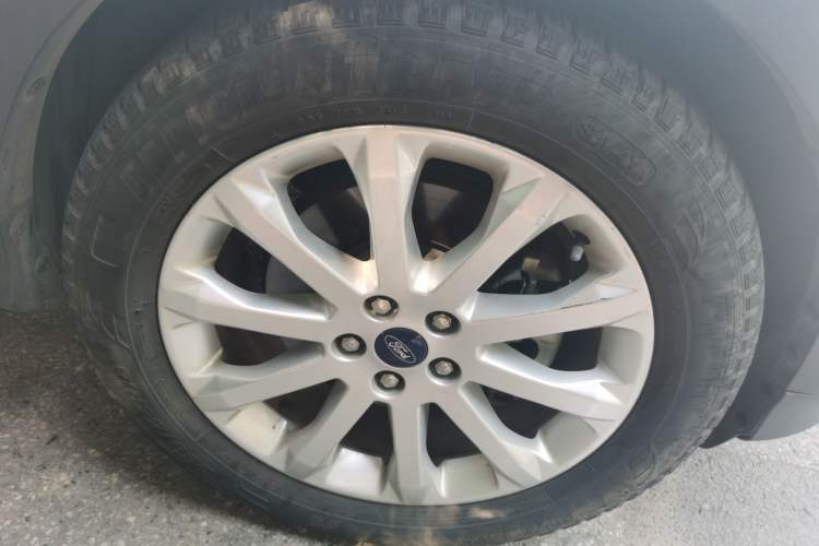 Used Ford Kuga 2015 2.0L GTDi Four-Wheel Drive Elite Model Right Front Wheel Hub