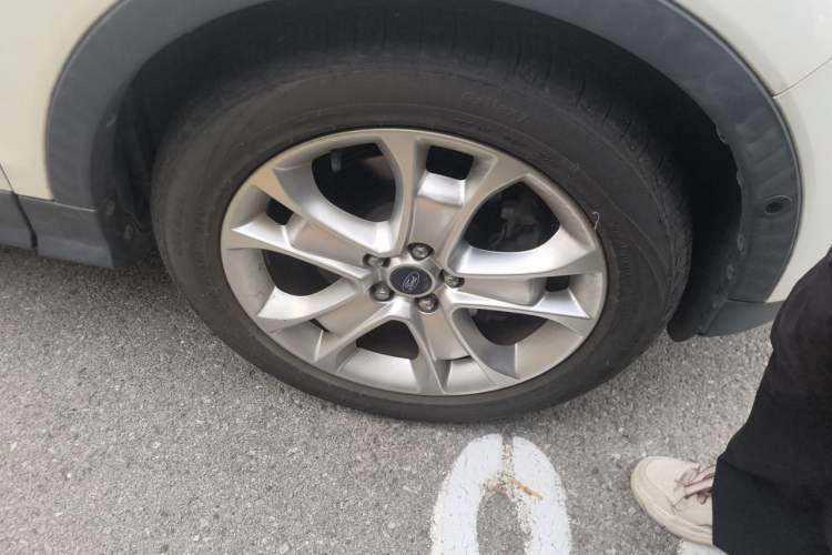 Used Ford Kuga 2015 2.0L GTDi Four-Wheel-Drive Sport Model Right Front Wheel Hub