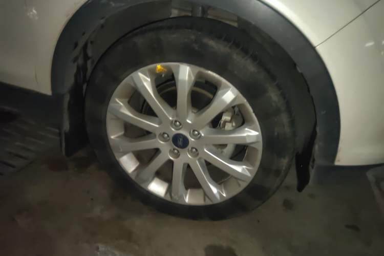 Used Ford Kuga 2015 1.5L GTDi Two-Wheel-Drive Comfort Model Right Front Wheel Hub