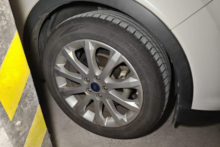 Used Ford Kuga 2015 1.5L GTDi Two-Wheel-Drive Comfort Model Right Front Wheel Hub