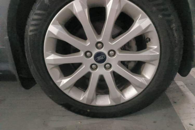 Used Ford Kuga 2015 1.5L GTDi Two-Wheel Drive Fashion Edition Right Front Wheel Hub