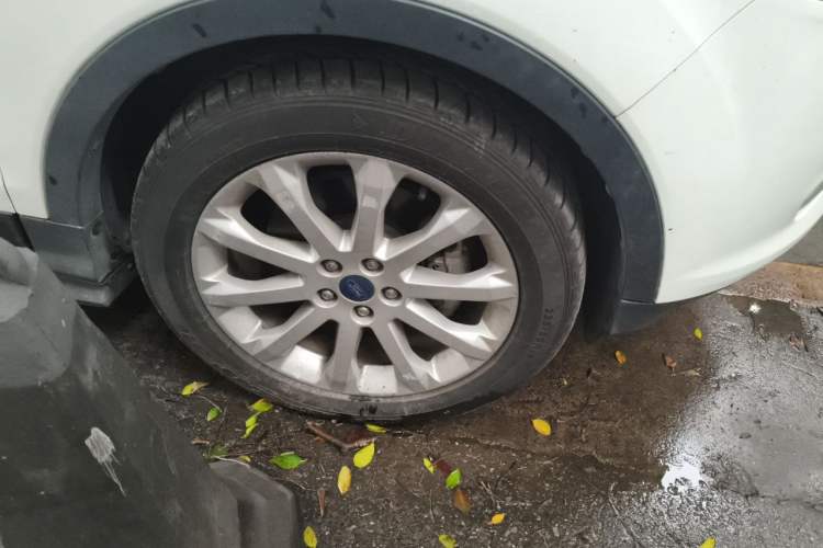 Used Ford Kuga 2015 2.0L GTDi Four-Wheel Drive Elite Model Right Front Wheel Hub