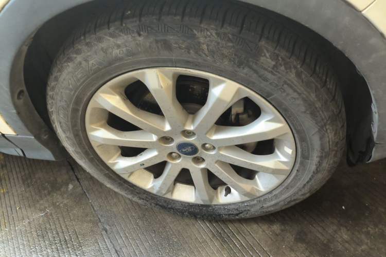 Used Ford Kuga 2015 1.5L GTDi Two-Wheel-Drive Comfort Model Right Front Wheel Hub