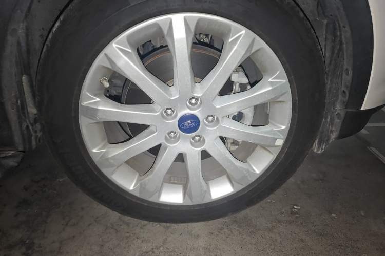 Used Ford Kuga 2015 2.0L GTDi Four-Wheel Drive Elite Model Right Front Wheel Hub