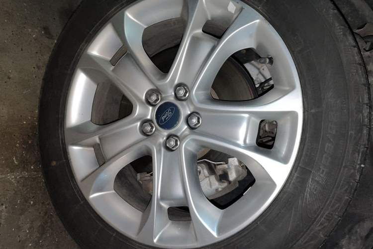 Used Ford Kuga 2015 2.0L GTDi Four-Wheel Drive Prestige Model Right Front Wheel Hub