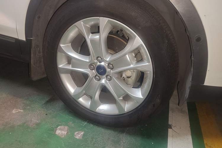 Used Ford Kuga 2015 2.0L GTDi Four-Wheel-Drive Sport Model Right Front Wheel Hub
