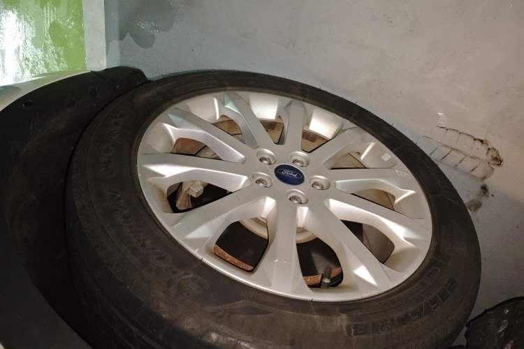 Used Ford Kuga 2015 2.0L GTDi Four-Wheel Drive Prestige Model Right Front Wheel Hub
