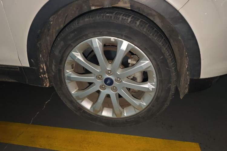 Used Ford Kuga 2015 1.5L GTDi Four-Wheel-Drive Elite Model Right Front Wheel Hub