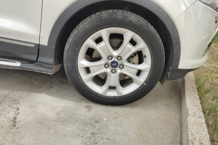 Used Ford Kuga 2015 2.0L GTDi Four-Wheel-Drive Sport Model Right Front Wheel Hub