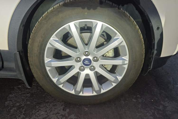 Used Ford Kuga 2015 2.0L GTDi Four-Wheel Drive Prestige Model Right Front Wheel Hub