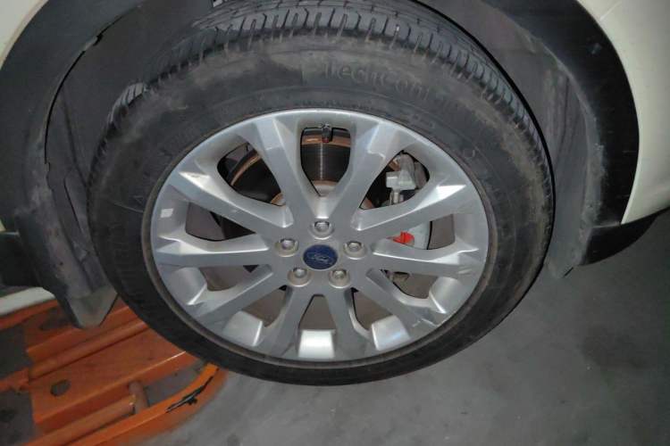 Used Ford Kuga 2015 1.5L GTDi Four-Wheel-Drive Elite Model Right Front Wheel Hub