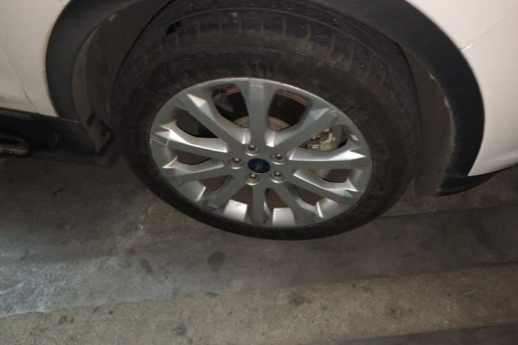 Used Ford Kuga 2015 1.5L GTDi Four-Wheel-Drive Elite Model Right Front Wheel Hub