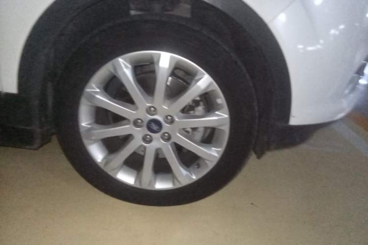 Used Ford Kuga 2015 1.5L GTDi Four-Wheel-Drive Elite Model Right Front Wheel Hub