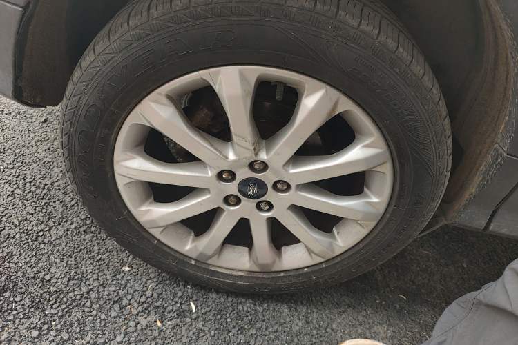 Used Ford Kuga 2015 2.0L GTDi Four-Wheel Drive Elite Model Right Front Wheel Hub