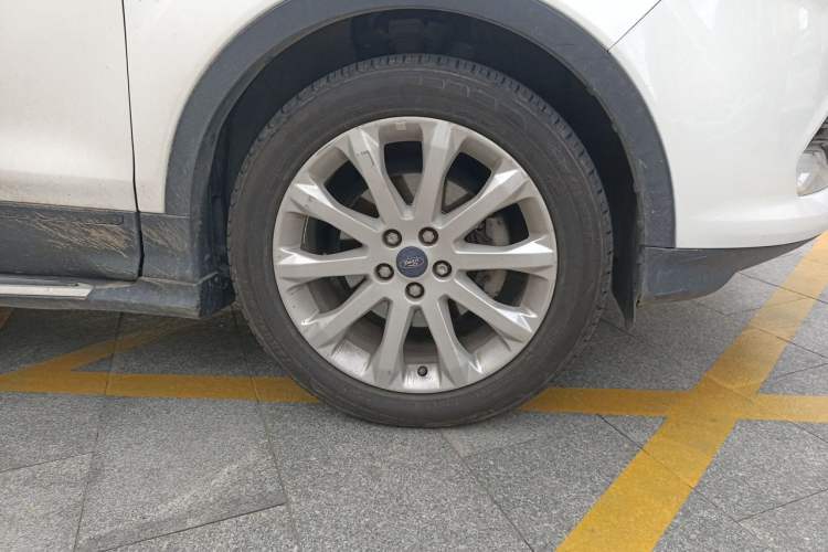 Used Ford Kuga 2015 1.5L GTDi Two-Wheel-Drive Comfort Model Right Front Wheel Hub